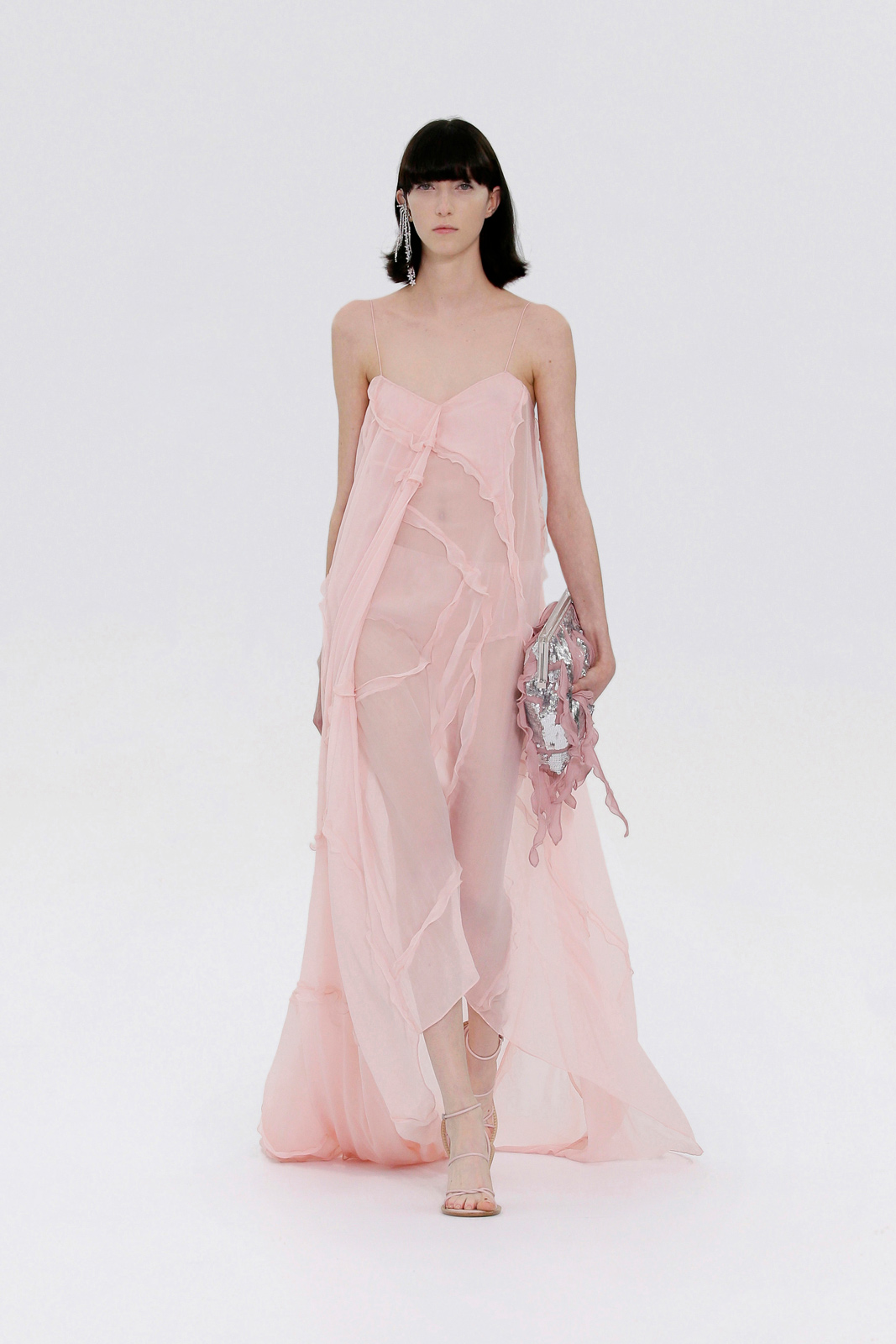 Fendi Couture Fall 2022/2023 is a trip through Paris, Rome, and Tokyo