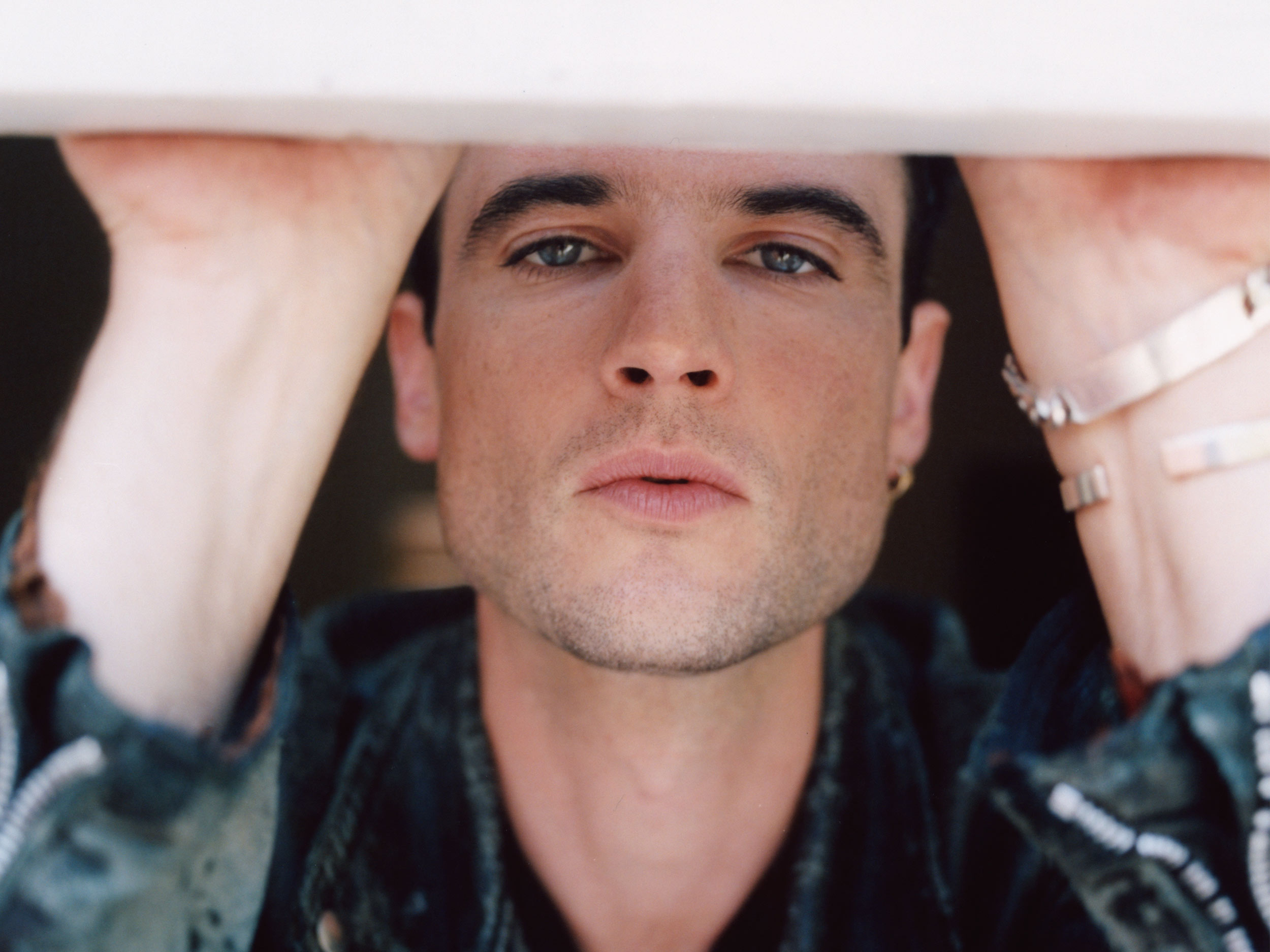 Tom Sturridge strips down in ‘The Sandman’—and adds some layers of his own