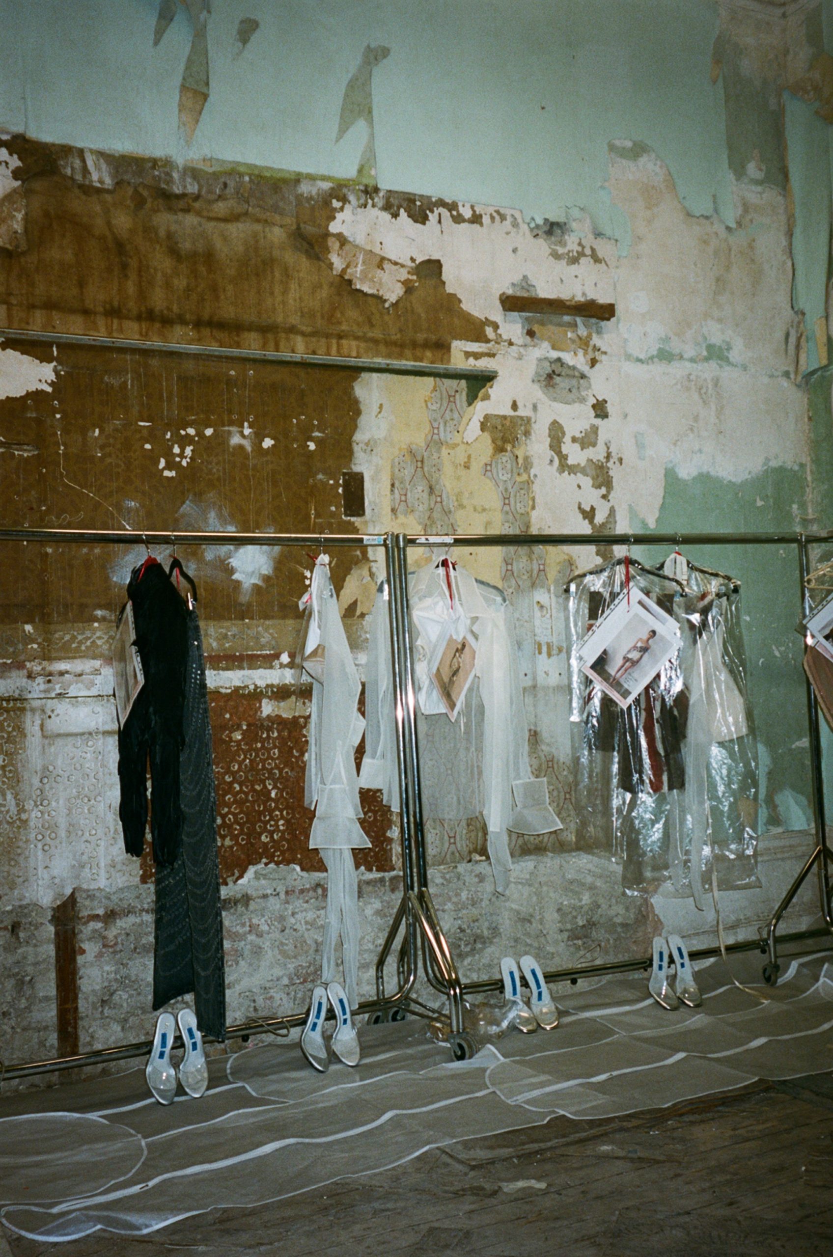 With seductive stares and smeared red pouts, Dilara Findikoglu’s latest presentation merges fantasy and classicism