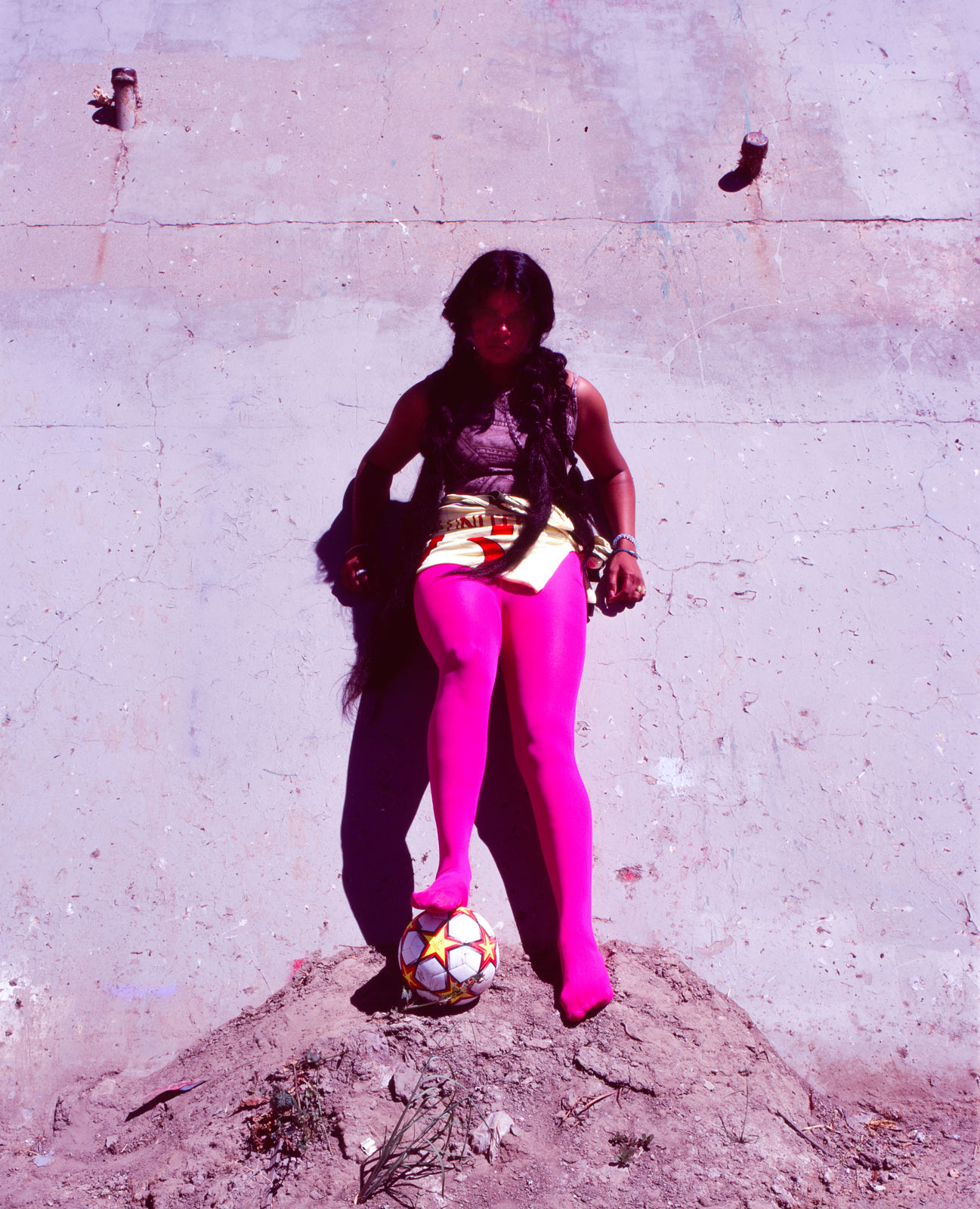 In ‘DENTRO,’ Jester Bulnes is preoccupied with parallels, pairs, and the in-between