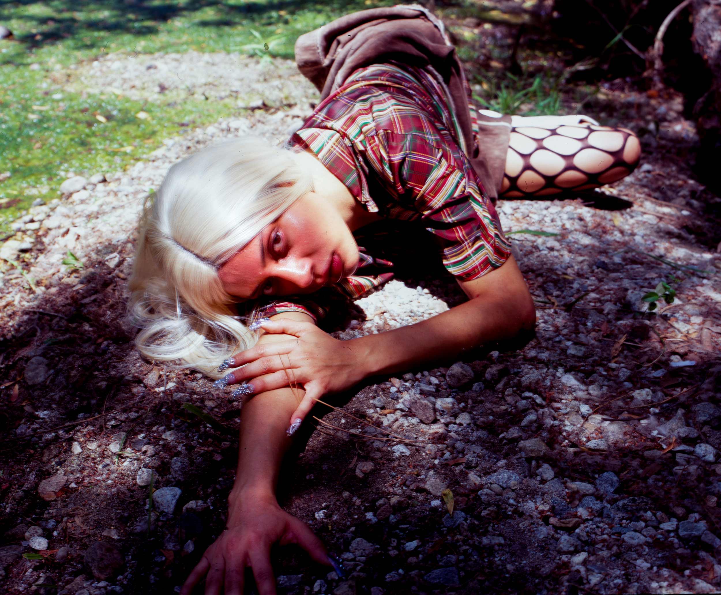 In ‘DENTRO,’ Jester Bulnes is preoccupied with parallels, pairs, and the in-between