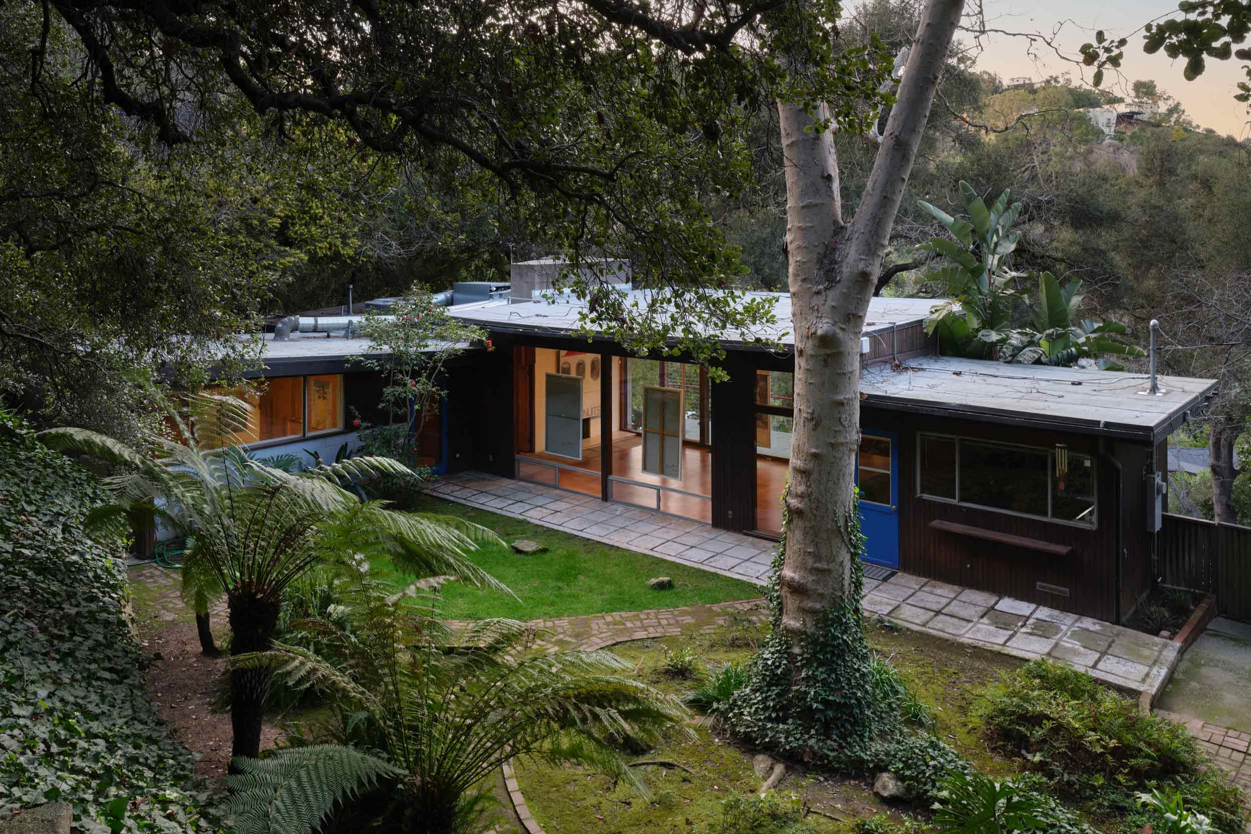 Sharing glances at Cédric Rivrain’s ‘Poussière’